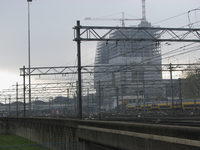906073 Gezicht op de bouw van het Stadskantoor aan het Jaarbeursplein te Utrecht, vanaf de Leidseveertunnel bij het ...